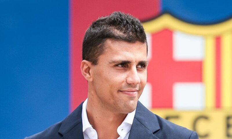 رودري يكتفي بارتداء قميص برشلونة أمام الأهلي المصري