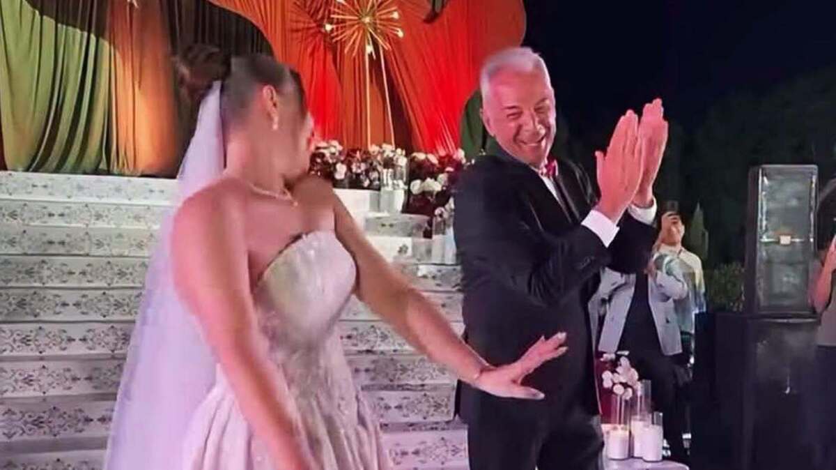 محمود حميدة يقدم رقصة عمرها 32 عاماً في زفاف ابنته