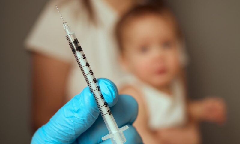 “الصحة العالمية” تدافع عن جداول لقاحات الأطفال.. بعد قرار جدلي لترامب