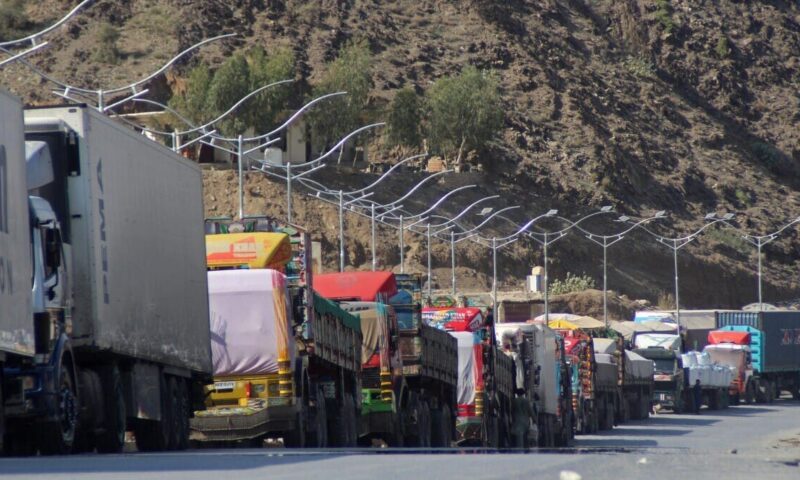 باكستان تعيد فتح معابرها الحدودية مع أفغانستان بعد 300 يوم من القيود