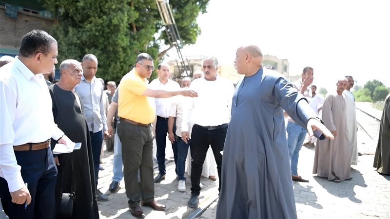 محافظ قنا يتفقد قرية الأشراف القبلية ويوجه برفع كفاءة مزلقان السكة الحديد (صور)