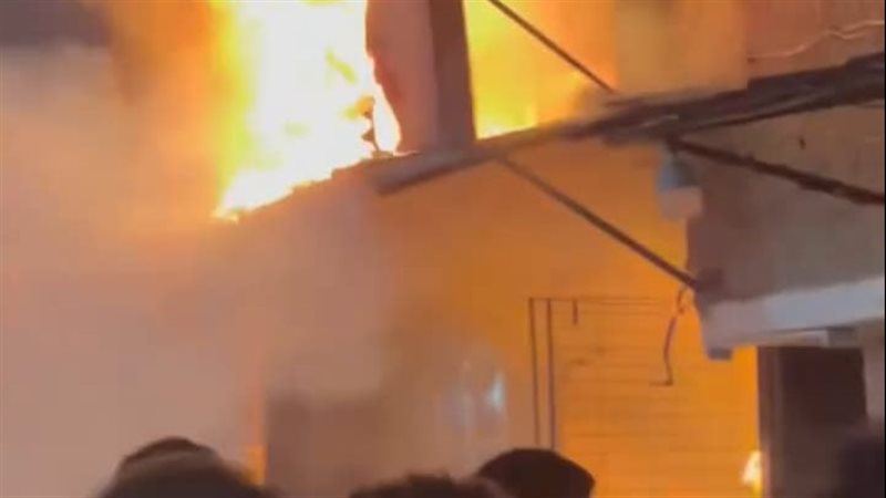 الدخان غطى السماء.. حريق برج الروضة يثير فزع أهالي بنها