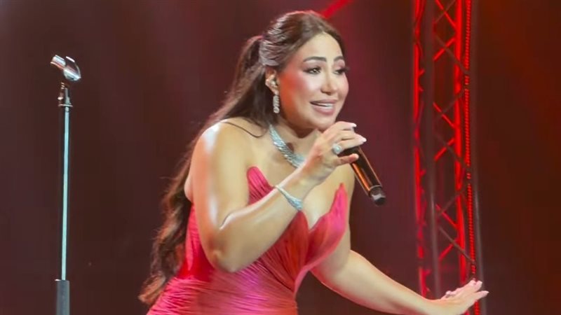 تفاعل واسع لجمهور أبوظبي مع بوسي خلال حفلها بالإمارات (فيديو)