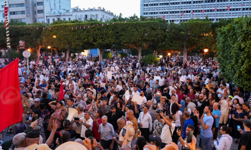 تونس: مظاهرة ضد الرئيس قيس سعيّد للتنديد بانقطاع الماء والكهرباء