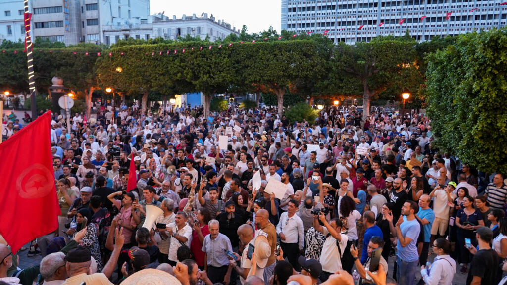 تونس: مظاهرة ضد الرئيس قيس سعيّد للتنديد بانقطاع الماء والكهرباء
