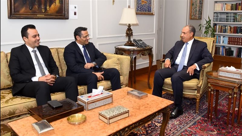 وزير الخارجية يستقبل نقيب الصحفيين ويشيد بالدور الوطني للصحافة المصرية