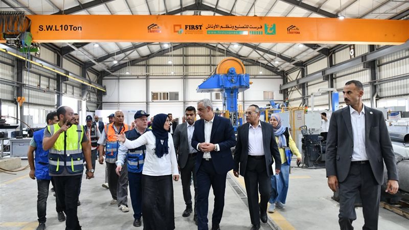 وزير الإنتاج الحربي يتفقد خطوط الإنتاج بشركة حلوان لمحركات الديزل