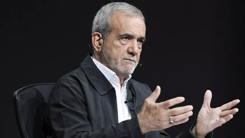الرئيس الإيراني يؤكد ضرورة إقامة علاقات جيدة مع الدول المجاورة