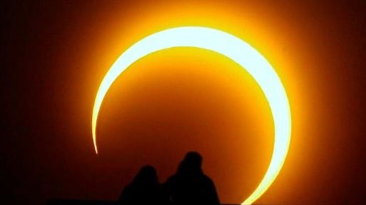 ظاهرة نادرة.. «البحوث الفلكية» تكشف موعد كسوف الشمس الكلي في مصر