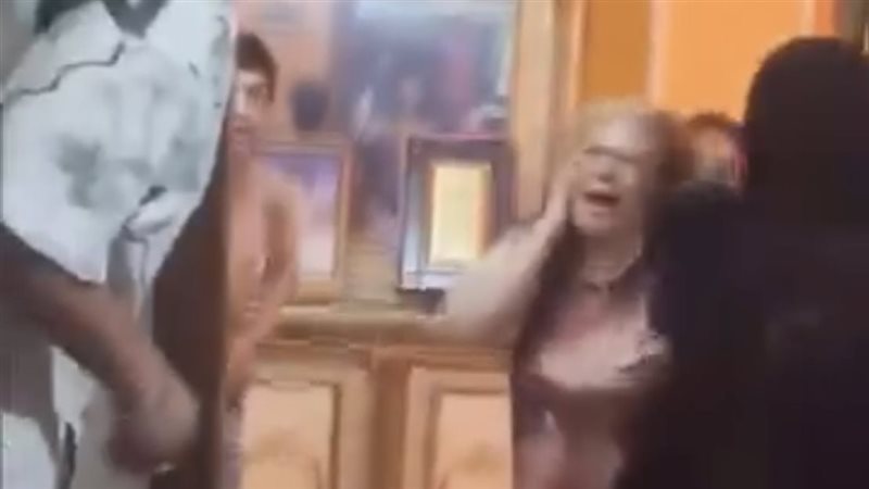 “مالناش غيرك يا أمي”، أم تهرب من نظرات نجليها المتهمين بالاعتداء عليها داخل المحكمة