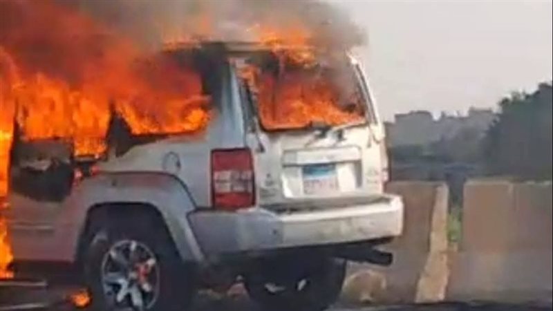 تفحم سيارة بالكامل خلال دقائق، تفاصيل حريق أعلى محور جمال عبد الناصر