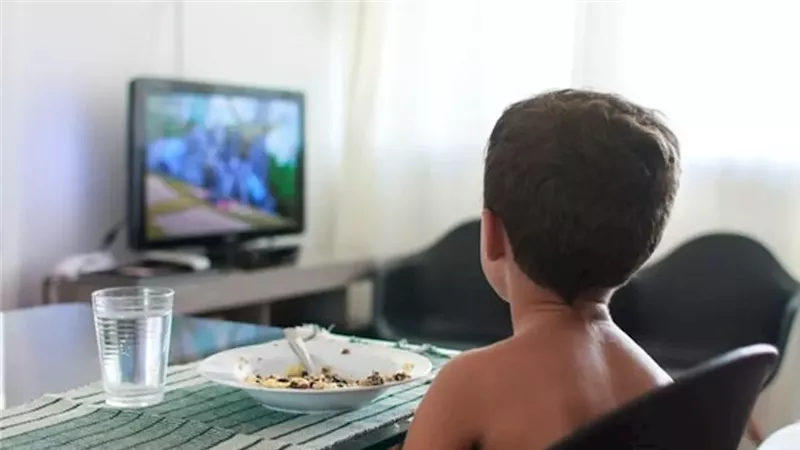 مخاطر ترك الطفل أمام التلفاز أثناء تناول الطعام