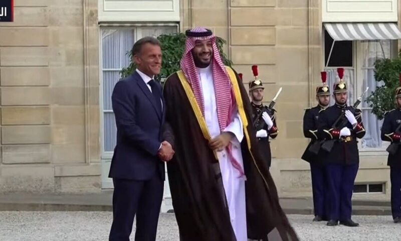الرئيس الفرنسي يستقبل ولي العهد السعودي في قصر الإليزيه