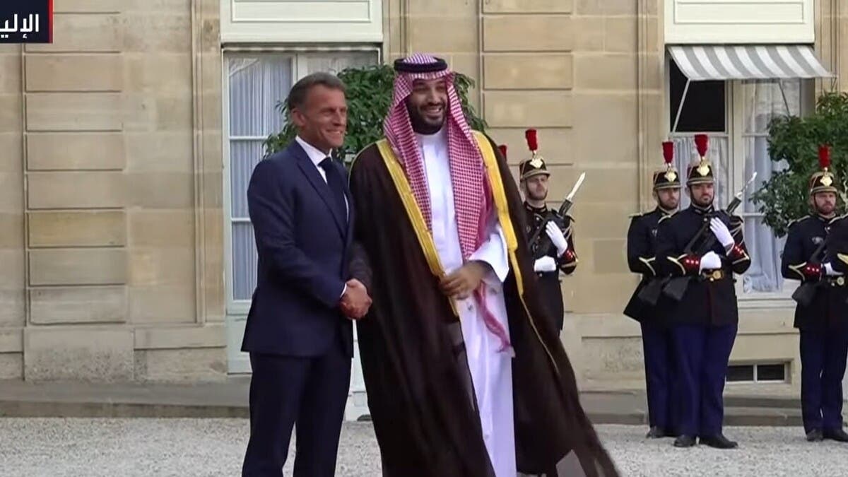 الرئيس الفرنسي يستقبل ولي العهد السعودي في قصر الإليزيه