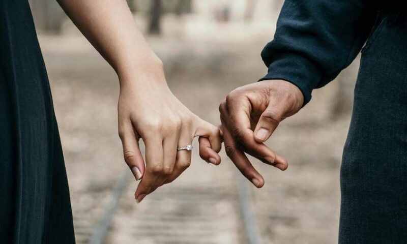 المرأة لها نفس الاحتياجات الجسدية للرجل.. أمين الفتوى يحذر المغتربين: الزواج ليس مكالمة هاتفية وحوالة بنكية