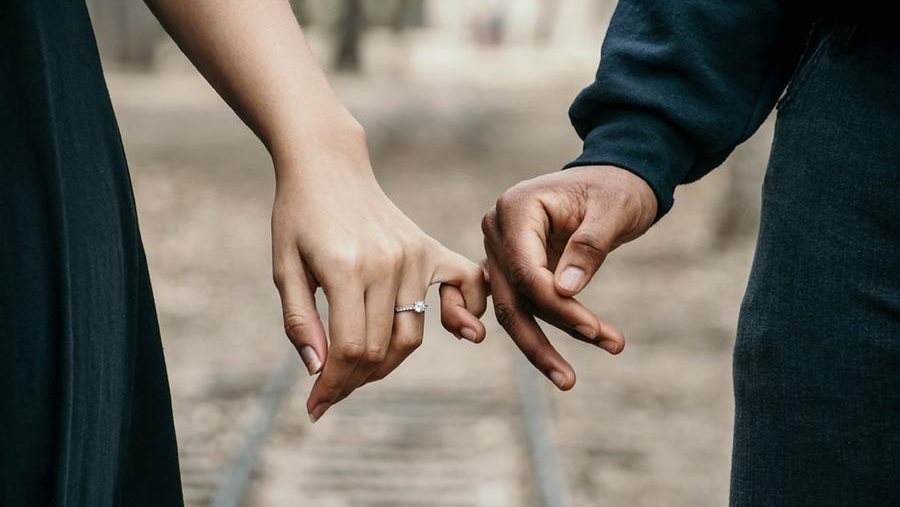 المرأة لها نفس الاحتياجات الجسدية للرجل.. أمين الفتوى يحذر المغتربين: الزواج ليس مكالمة هاتفية وحوالة بنكية