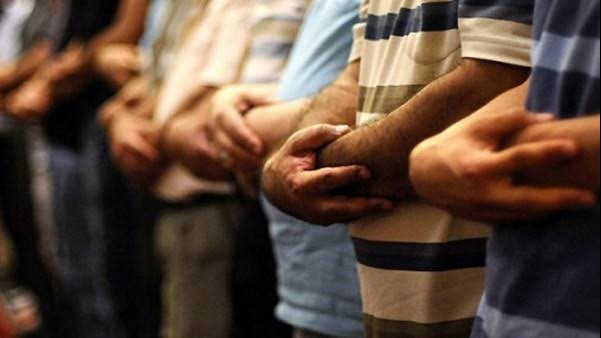 هل صلاة الجماعة في العمل تعدل ثواب أدائها في المسجد؟.. مجدي عاشور يجيب