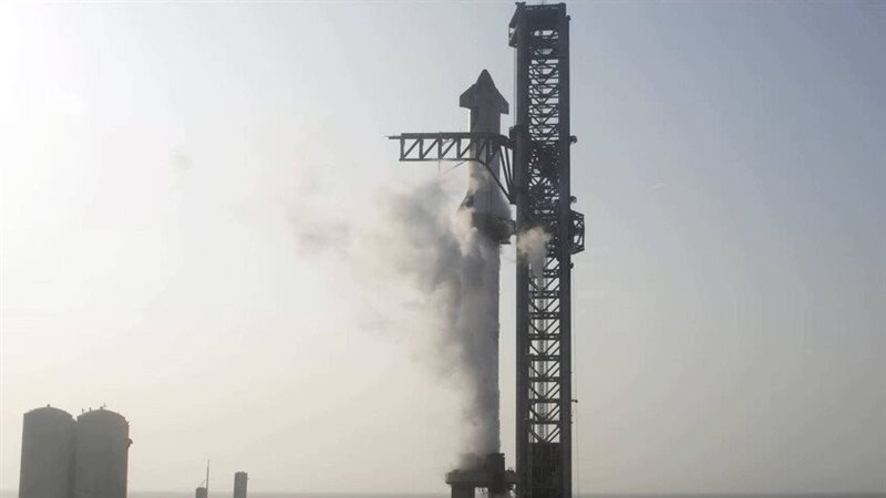 “سبيس إكس” تنتشل مركبة “ستارشيب” من المحيط الهندي بعد شهر من إطلاقها (صور)