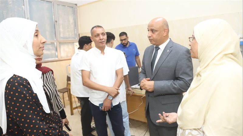 نائب رئيس جامعة قنا يتفقد أعمال الكشف الطبي للطلاب الجدد (صور)