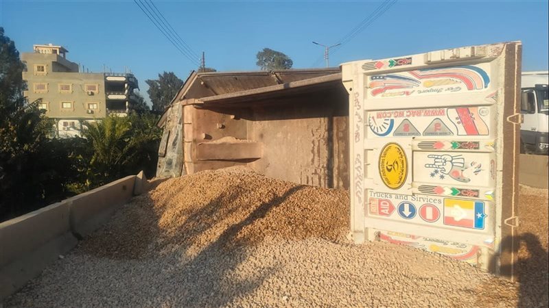 عطلت طريق المنصورة شربين، محافظ الدقهلية يوجه بسرعة التعامل مع انقلاب سيارة محملة بالسن (صور)