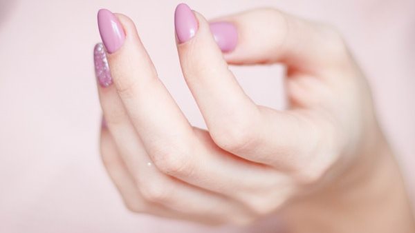 بمكونات بسيطة من مطبخك.. وصفات طبيعية لتقشير اليدين تمنحك النعومة والترطيب