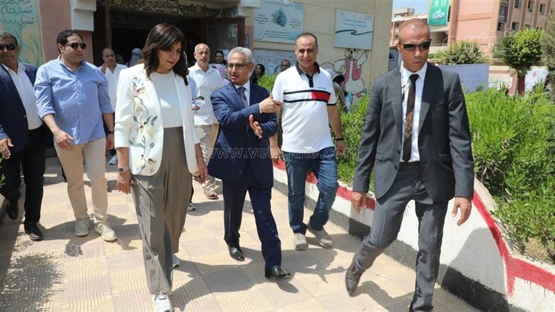 علاج وملابس وأغذية، محافظ بني سويف ونبيلة مكرم يتفقدان قافلة التحالف الوطني