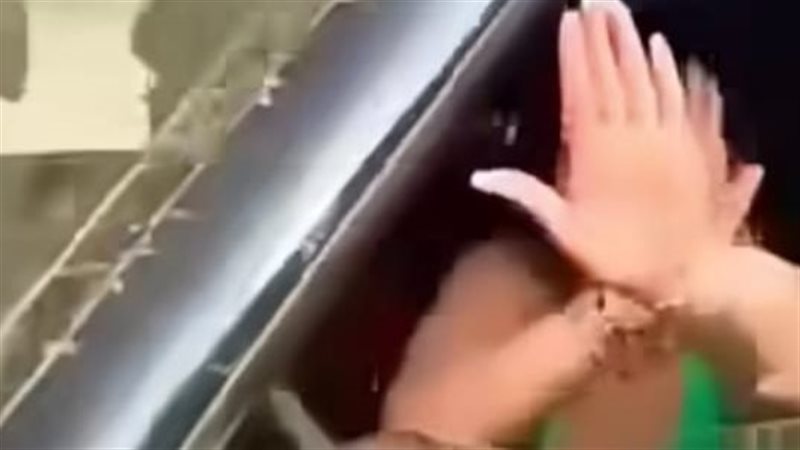 ما سر صاحبة السيارة الجيتور والملابس المثيرة؟ صدمت عاملًا وتم تهديدها بنشر صورتها