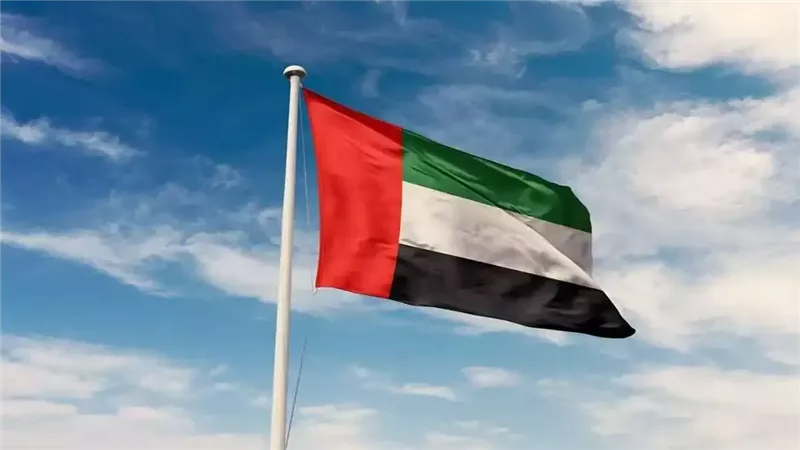 الإمارات: صاروخان بالستيان من إيران استهدفا الملاحة البحرية وسقطا في البحر
