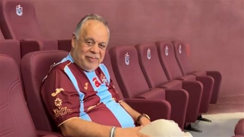 أشرف زكي وروجينا في مدرجات ملعب طرابزون سبور لدعم محمد صلاح (فيديو)