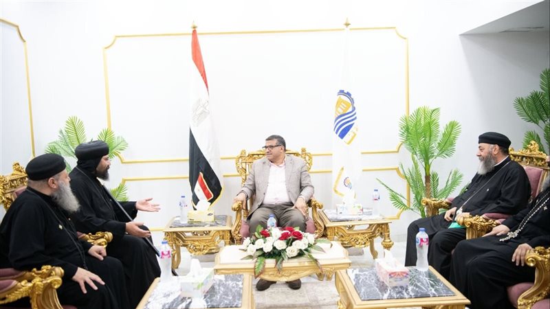 الأنبا إغناطيوس يترأس وفدا كنسيا لتهنئة محافظ قنا بذكرى المولد النبوي