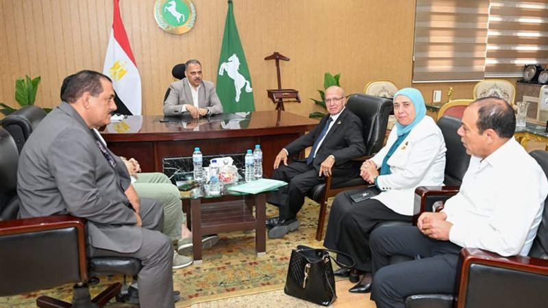 محافظ الشرقية يلتقي عددا من نواب البرلمان لبحث مطالب وشكاوى المواطنين