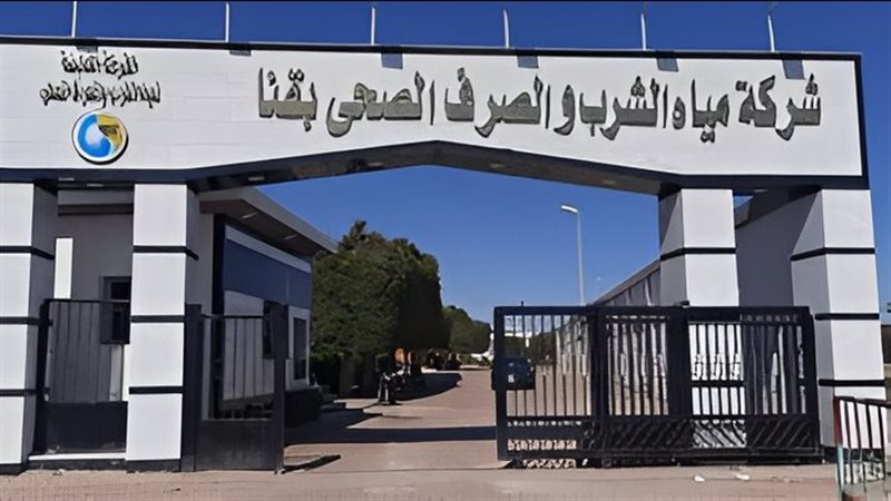 استجابة لشكوى الأهالي، إنهاء أزمة تجمعات مياه الصرف الصحي خلف المستشفى العسكري بقنا