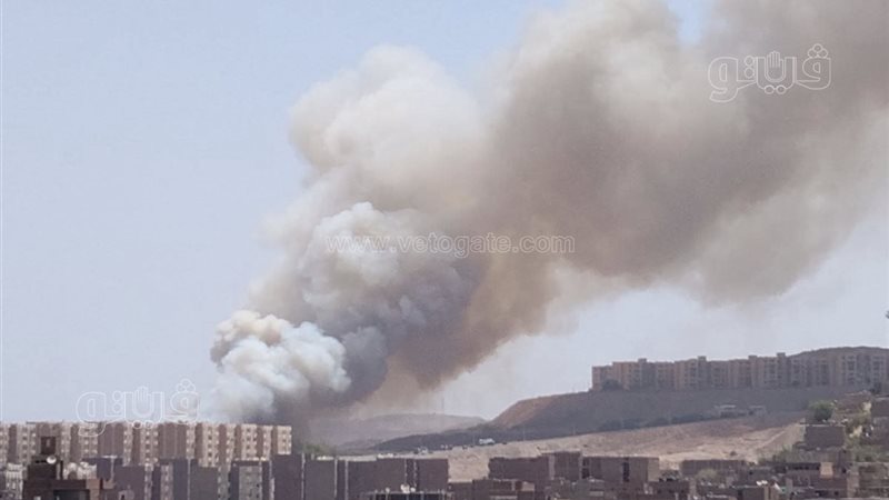 السيطرة على حريق بأحد الأخوار الجبلية بمطلع حي الصداقة الجديدة في أسوان (صور)