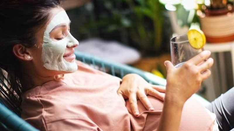 العناية بالبشرة من الطبيعة أثناء الحمل مع ارتفاع الحرارة والرطوبة
