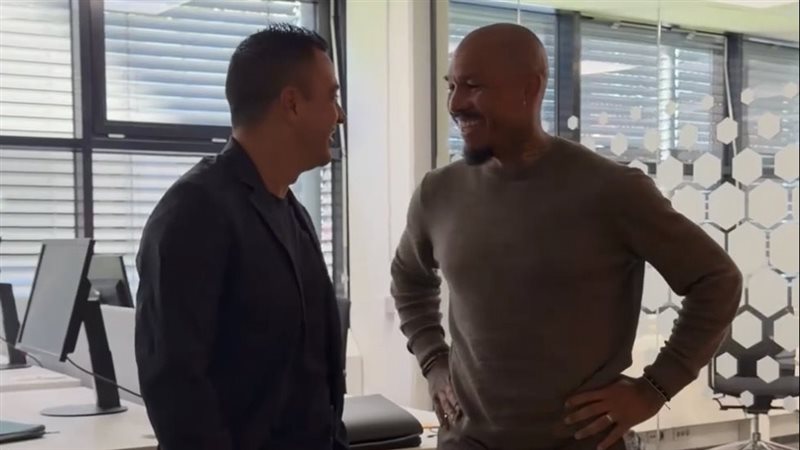 تشافي يصل هولندا استعدادا لتولي القيادة الفنية لمنتخب الطواحين (فيديو وصور)