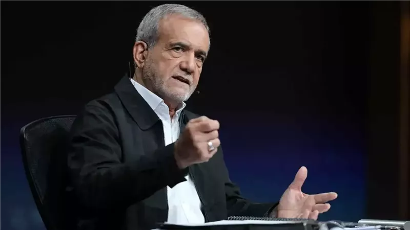 الرئيس الإيراني يطالب واشنطن بتنفيذ 4 شروط لفتح “مسار عبور” في مضيق هرمز