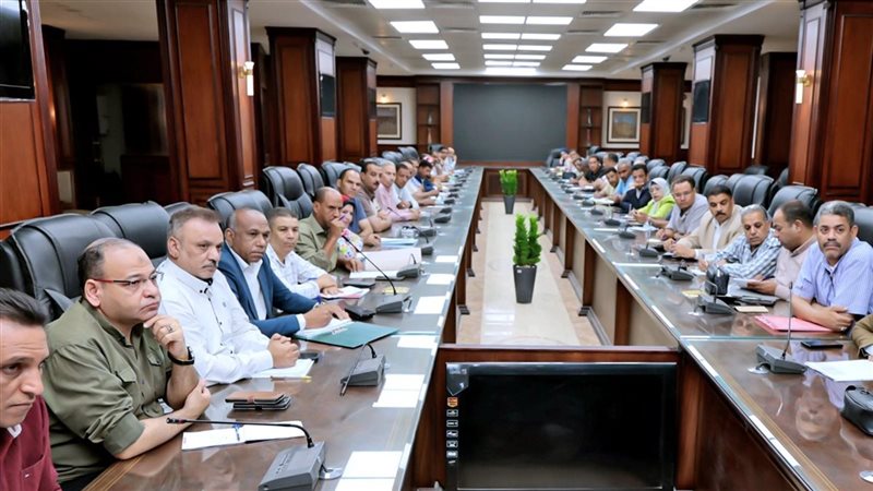 محافظ سوهاج يطالب بسرعة إنجاز طلبات التقنين المقدمة على المنصة الوطنية