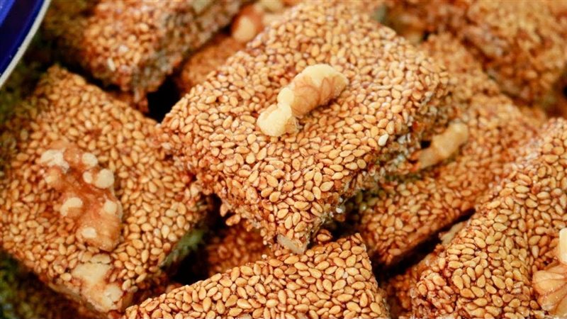 من السمسمية إلى الملبن، ماذا يحدث لجسمك مع أنواع حلوى المولد المختلفة؟