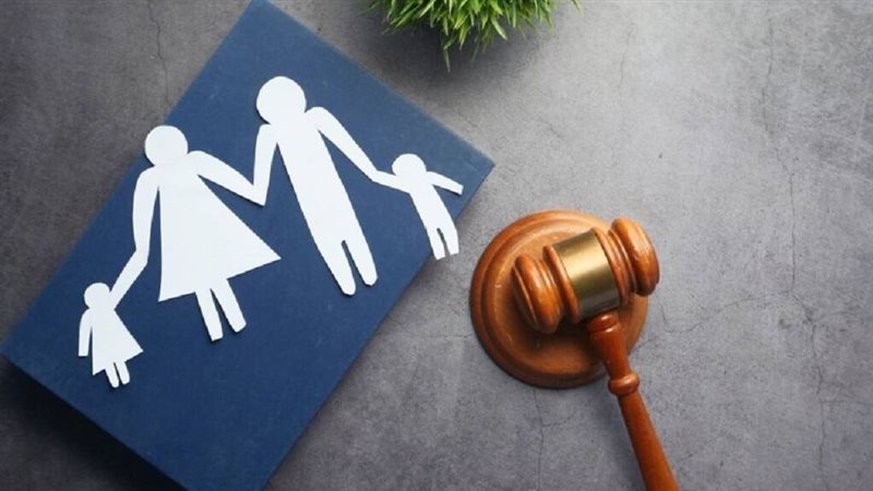 إجازة رعاية الطفل على رأسها، تعرف على حقوق المرأة العاملة في القانون