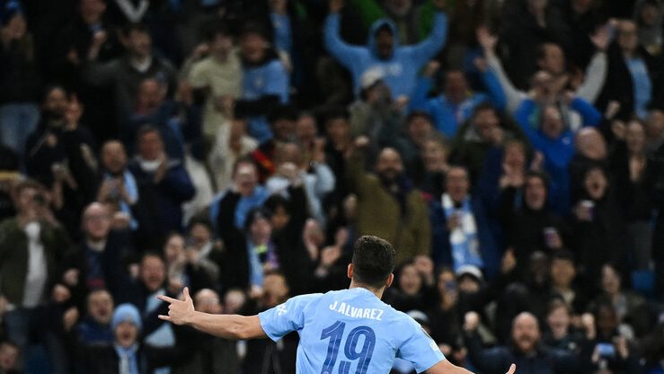 ألفاريز يلجأ إلى قادة أتلتيكو مدريد لحسم موقفه والرحيل إلى برشلونة