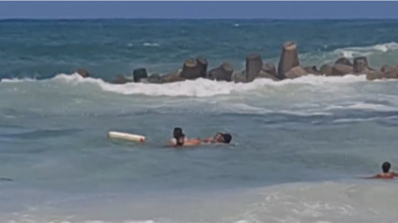 رفضوا قرار منع نزول البحر، إنقاذ 5 أشخاص بشاطئ النخيل من الغرق (فيديو)