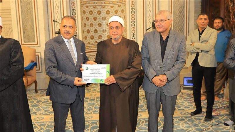 محافظ الشرقية يكرم عددا من المتميزين دعويا بمديرية الأوقاف