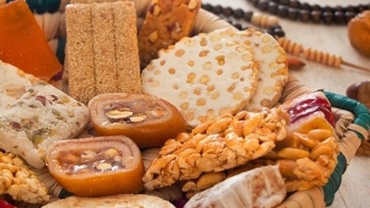 الإفتاء: التهادي بحلوى المولد فرحًا بميلاد المصطفى أشد مشروعية واستحبابًا