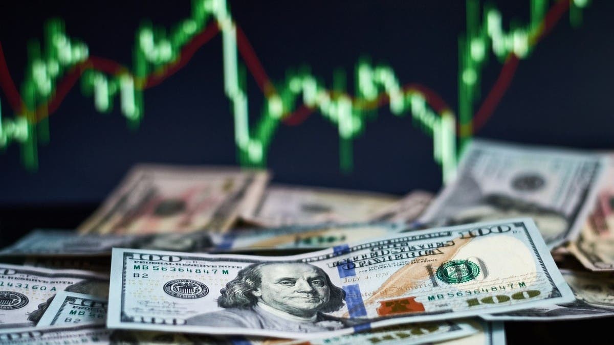 الدولار قرب ذروة أسبوعين بعد تعزيز تعليقات وارش لرهانات رفع الفائدة