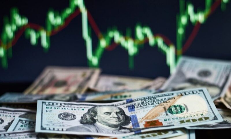 الدولار يرتفع قبيل بيانات الوظائف الأميركية وسط ترقب لاحتمال رفع الفائدة