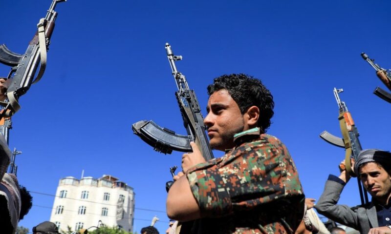 مصادر يمنية: الحوثيون استهدفوا مأرب بصاروخين ومسيّرتين