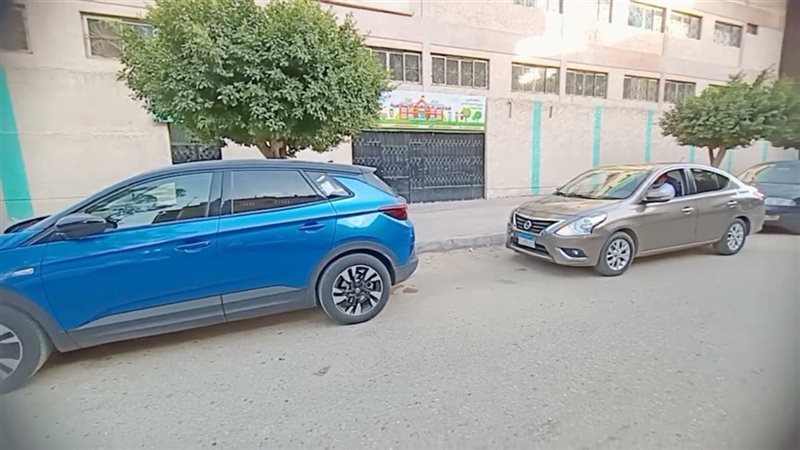 “كنت ببوسها بس”.. ضبط شاب يقبل خطيبته داخل سيارة ومحام يكشف موقف القانون