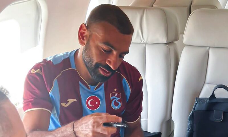 لإتمام الصفقة.. محمد صلاح يصل تركيا بقميص طرابزون