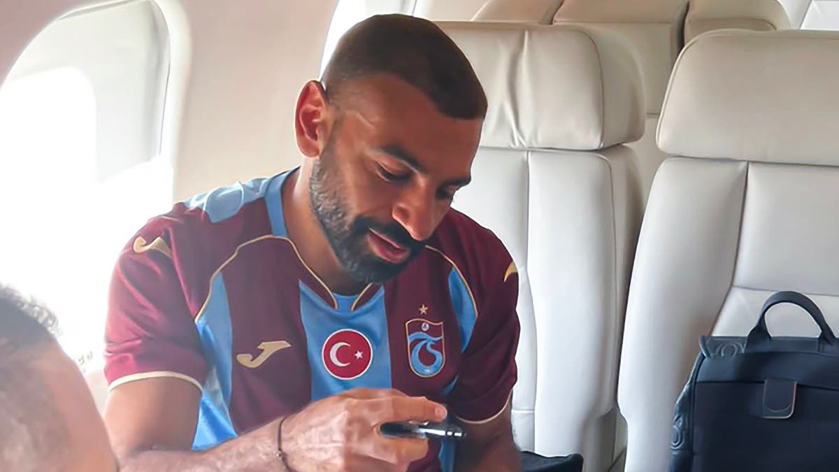 لإتمام الصفقة.. محمد صلاح يصل تركيا بقميص طرابزون