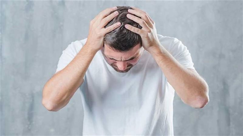 كيف نعالج القلق الاجتماعي؟ أستاذ طب نفسي يجيب